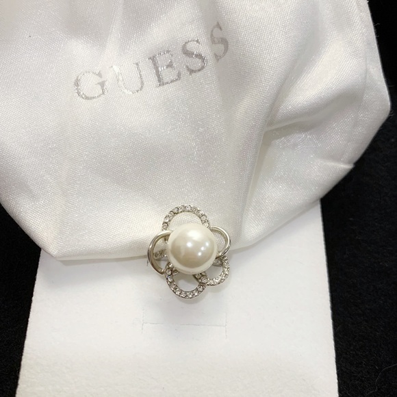 GUESS Flower Fashion Ring - Picture 8 of 8